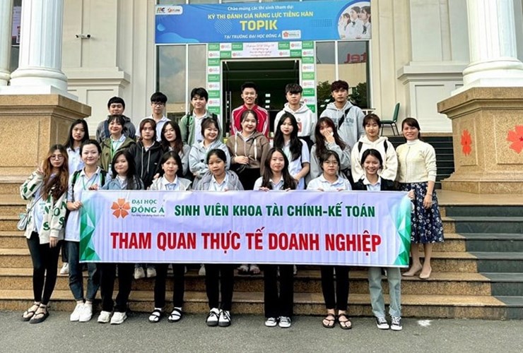 Chuyến tham quan Ngân hàng Eximbank - Trải nghiệm thực tế của sinh viên ngành Tài chính Ngân hàng